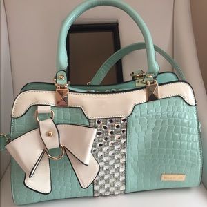 Absolutely adorable fun perfect spring summer bag